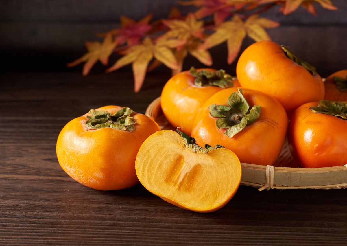 Cachi (kaki) giapponesi su sfondo in legno