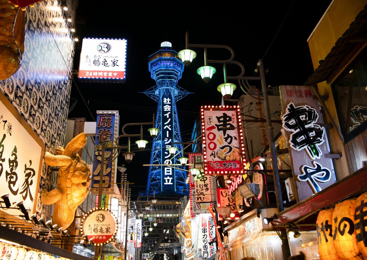 Il quartiere retrò di Shinsekai di notte, Osaka, Giappone
