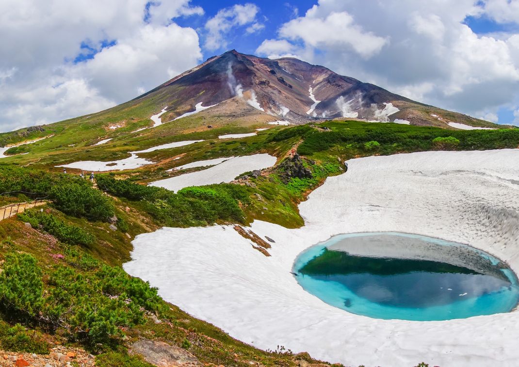 Stagno blu nell'Asahidake di Daisetsuzan, Hokkaido, Giappone