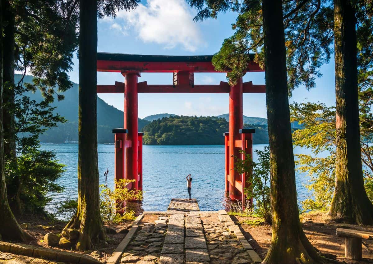 Turisti ai Torii della Pace adHakone