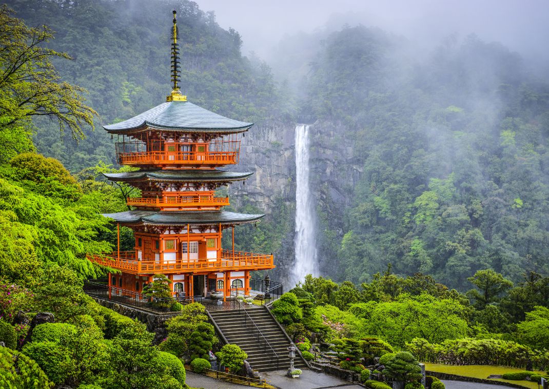 Cascata di Nachi sul famoso sentiero di pellegrinaggio, il sentiero Kumano Kodo, nella penisola di Kii.