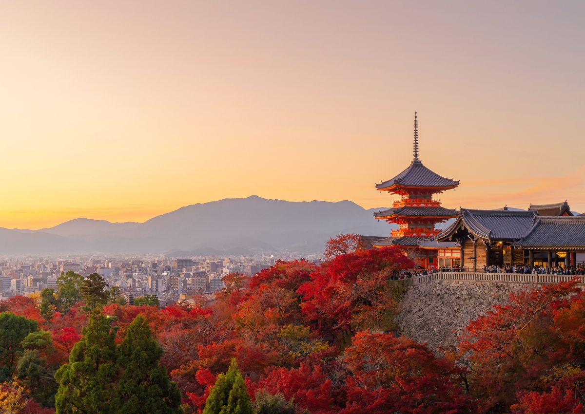 Tempio Kiyomizu-dera a Kyoto, al tramonto in autunno