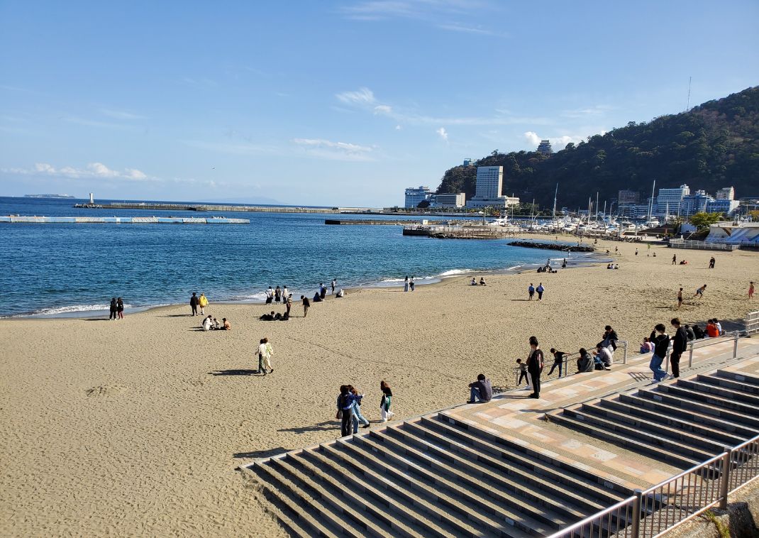 Passeggiata lungo la spiaggia principale di Atami