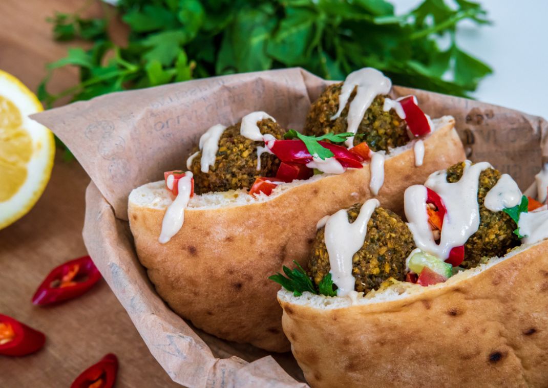 Pita farcita con falafel vegetariani