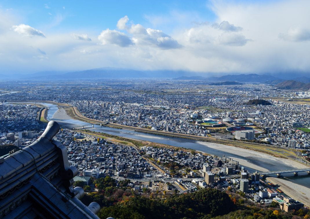 Una vista della città di Gifu dalla cima del castello di Gifu.