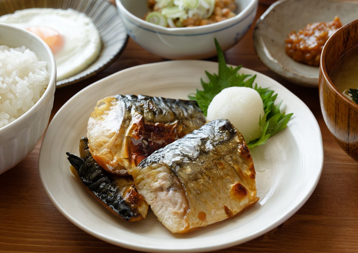 Pesce alla griglia servito durante una colazione giapponese