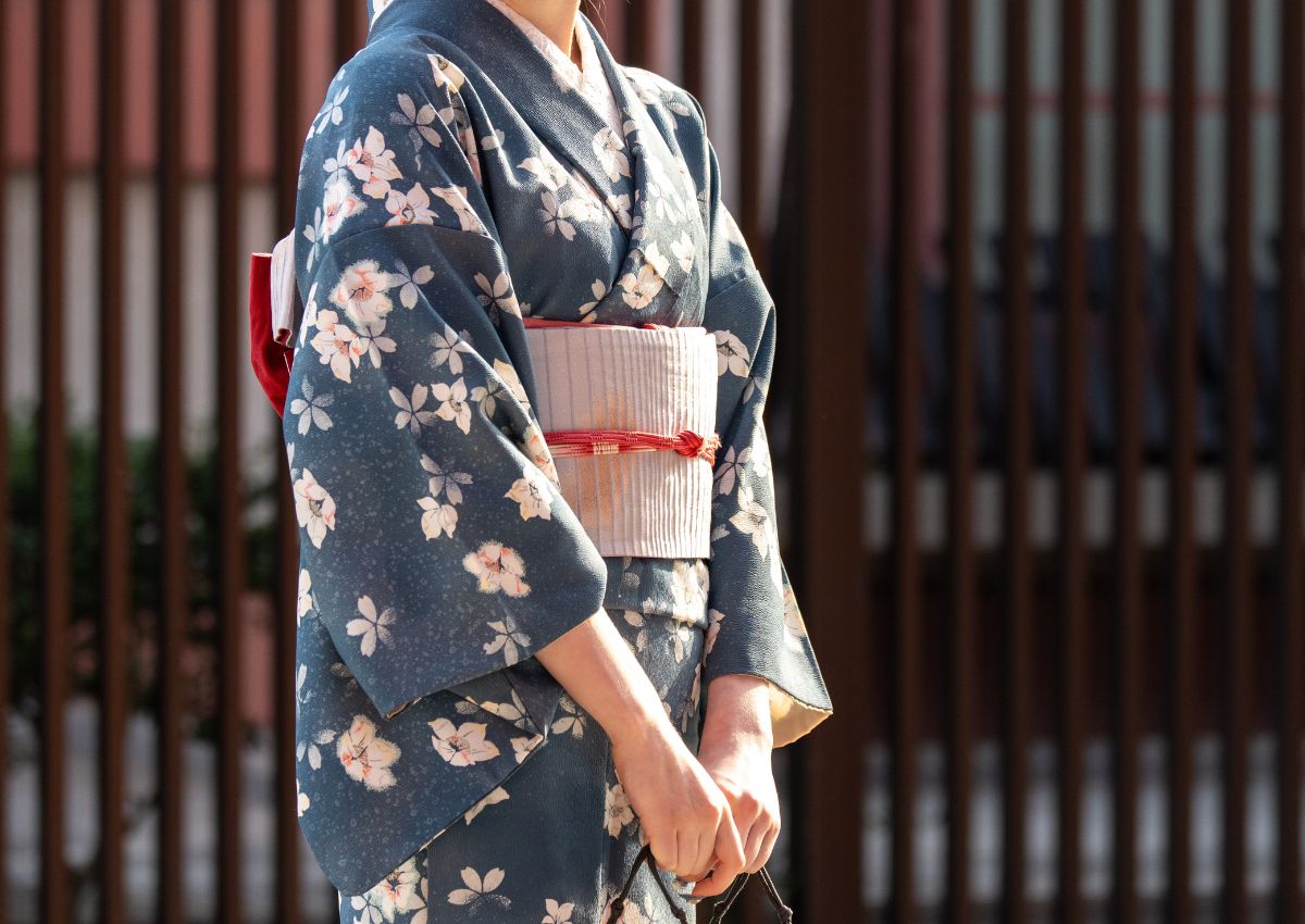 Donna indossa un comune kimono in Giappone