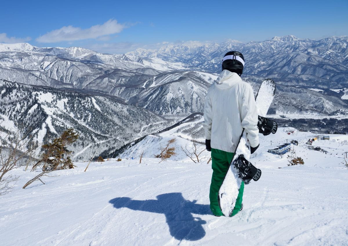 Snowboarder nella stazione sciistica di Hakuba Goryu, Giappone