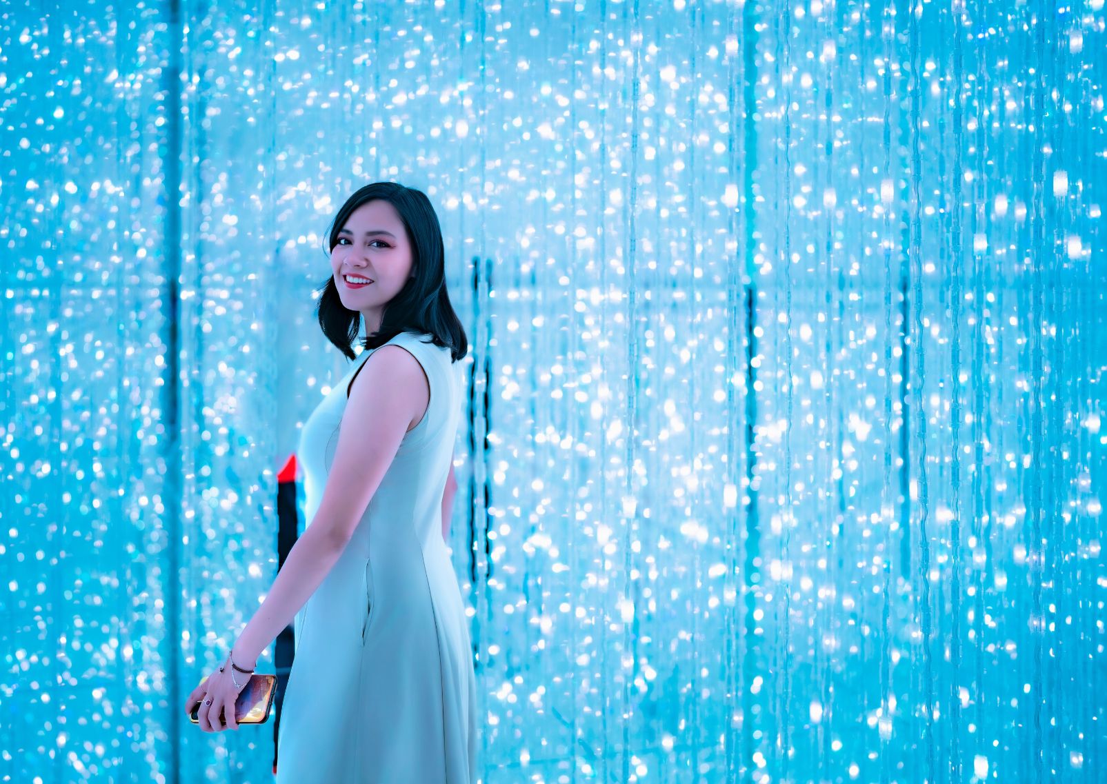  Donna presso l'installazione artistica Borderless del teamLab a Tokyo