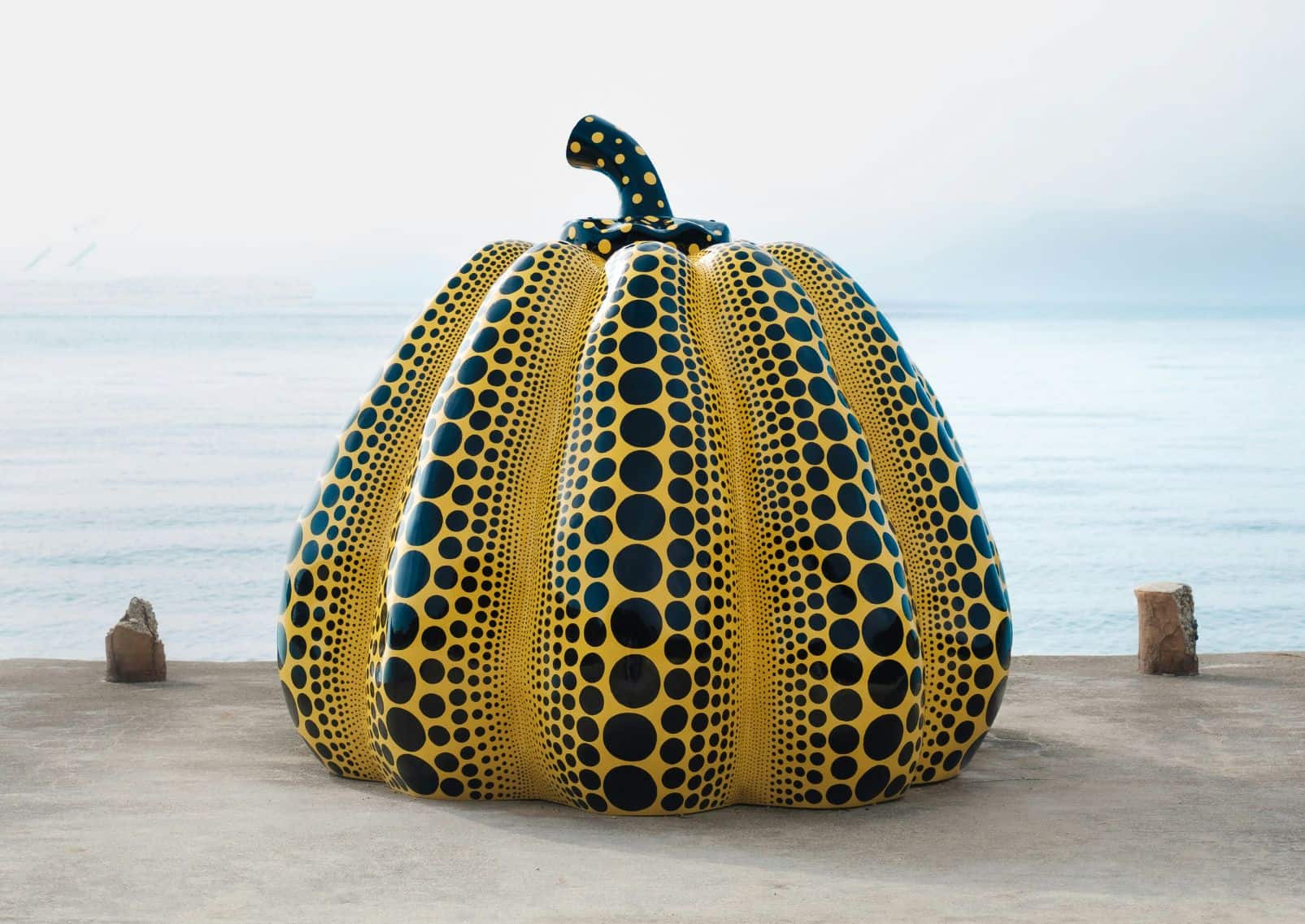 La scultura Yellow Pumpkin di Yayoi Kusama sull'isola di Naoshima, in Giappone