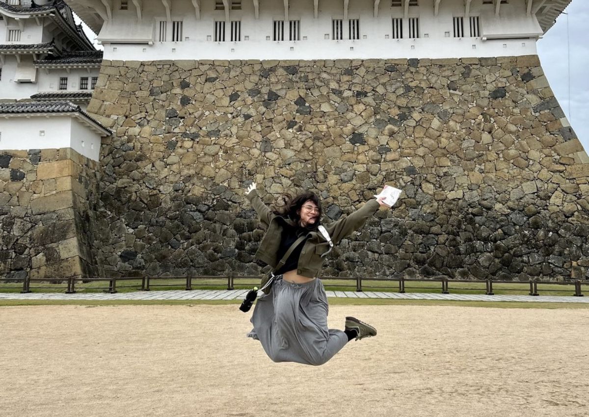Ambre davanti al Castello di Himeji, in Giappone