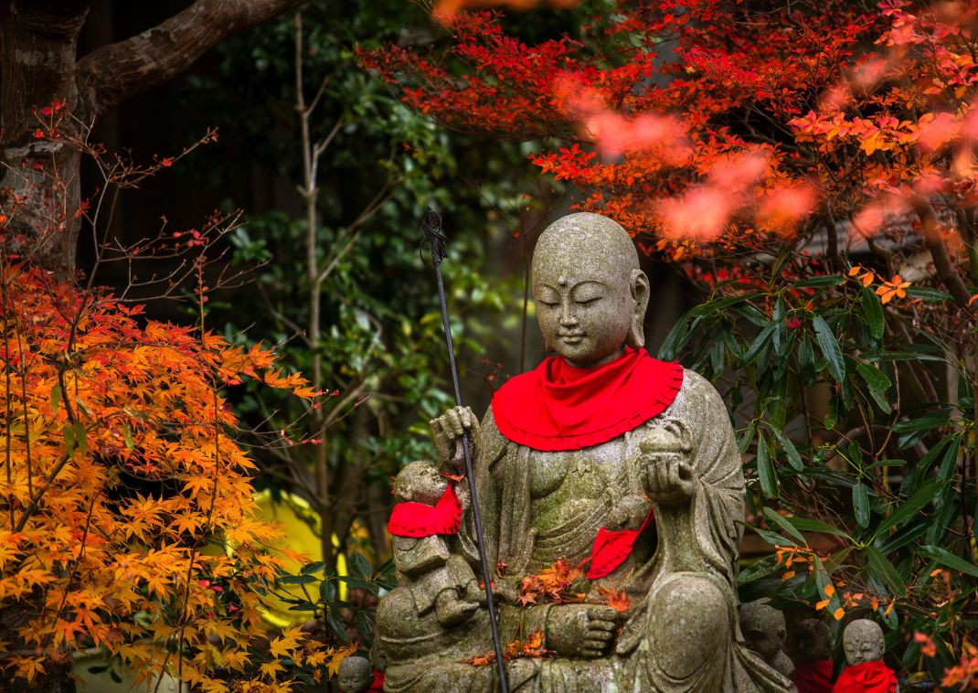 Statua Jizo in un Giardino in autunno al tempio Sanboin