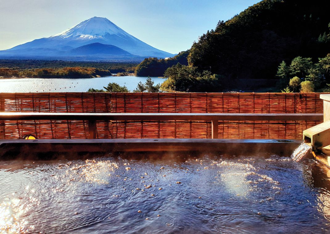 Bagni termali giapponesi con vista sul monte Fuji, Giappone.