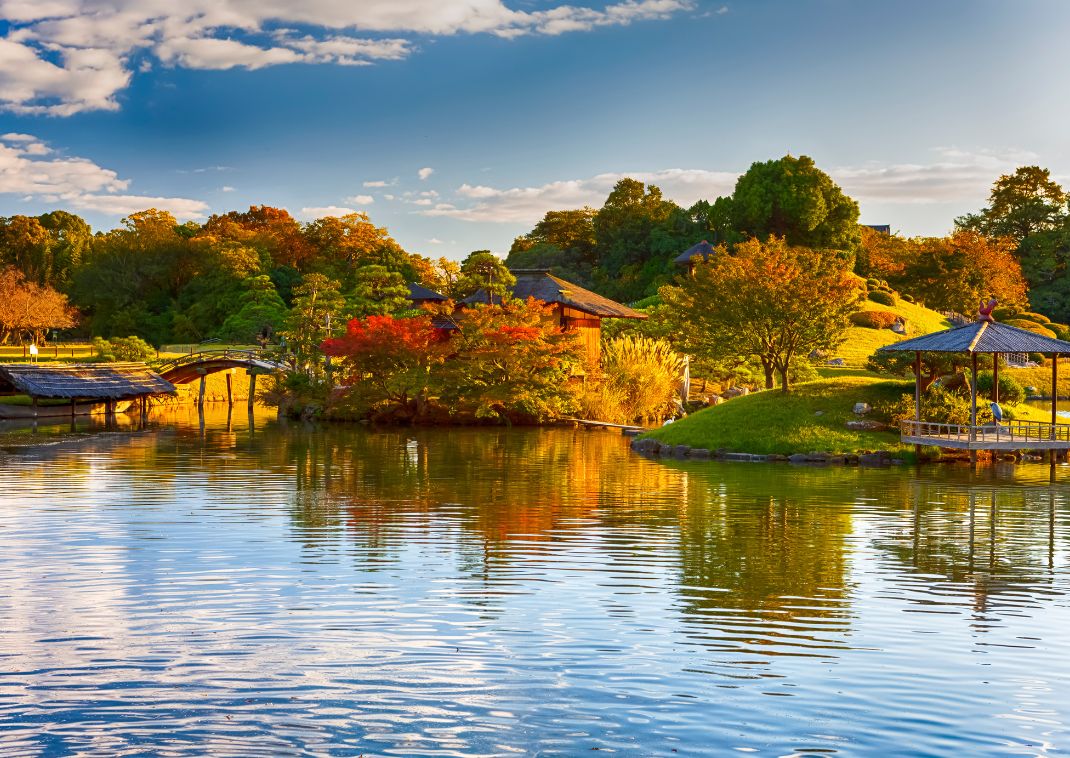 Giardino giapponese tradizionale con il laghetto Kayo-no-ike nel Kōrakuen di Okayama, Giappone