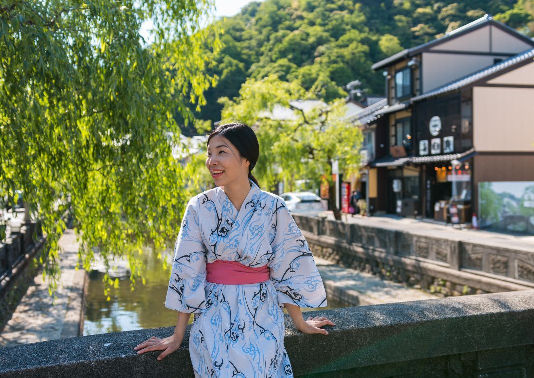 Ragazza in una città termale che indossa lo Yukata