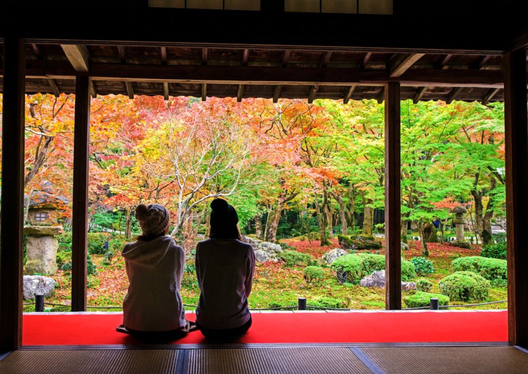 Due ragazze sedute nel Tempio Enkoji Tempe che guardano il suo giardino, Kyoto, Giappone
