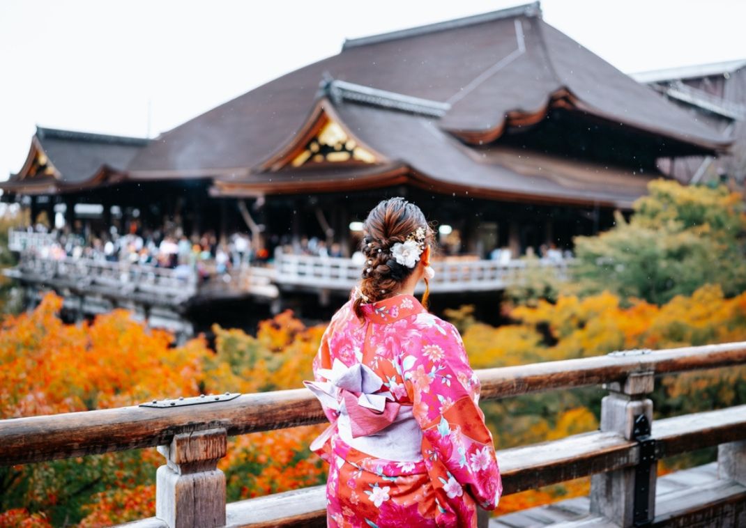 Donna che indossa il kimono al Tempio Kiyomizu in autunno, Kyoto, Giappone