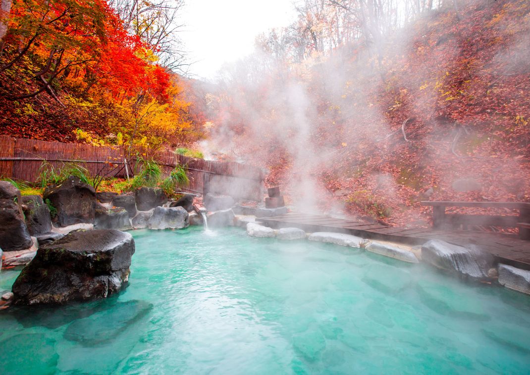 Sorgenti termali giapponesi, Onsen, in autunno.