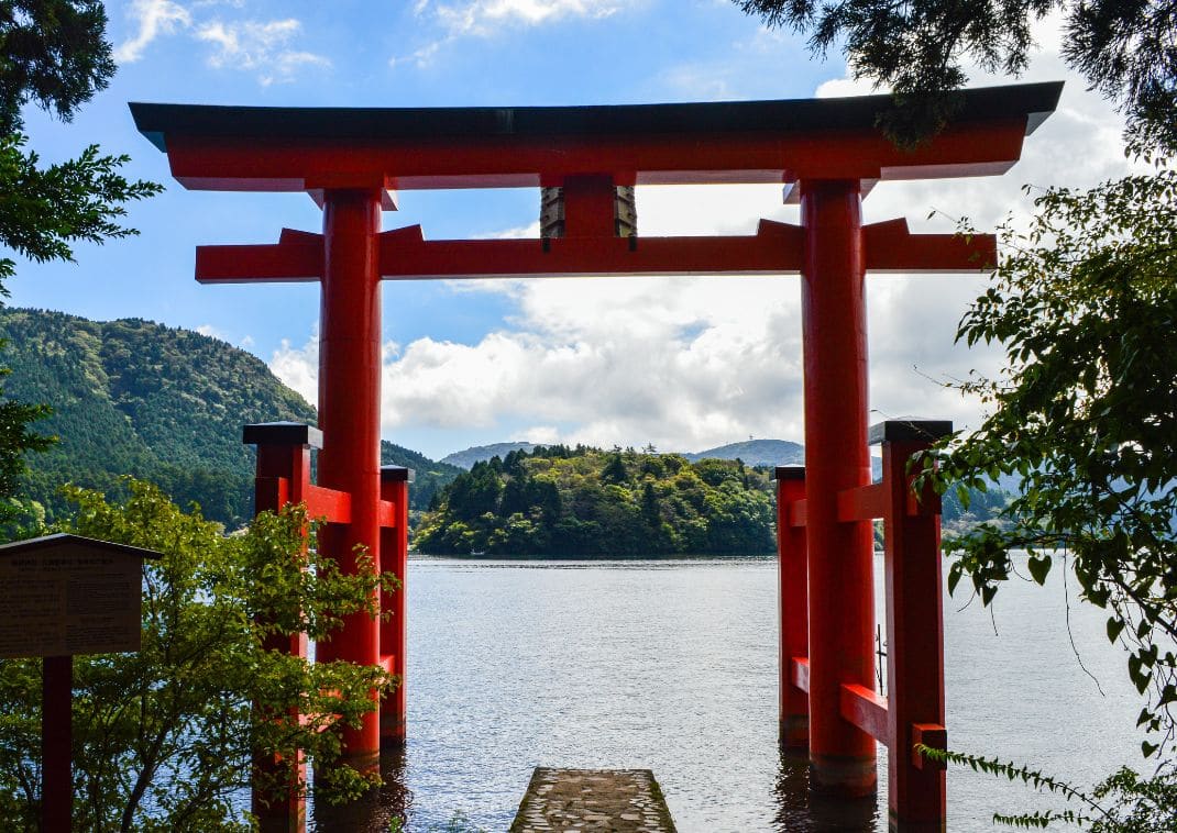 Il torii rosso del Santuario di Hakone sul lago