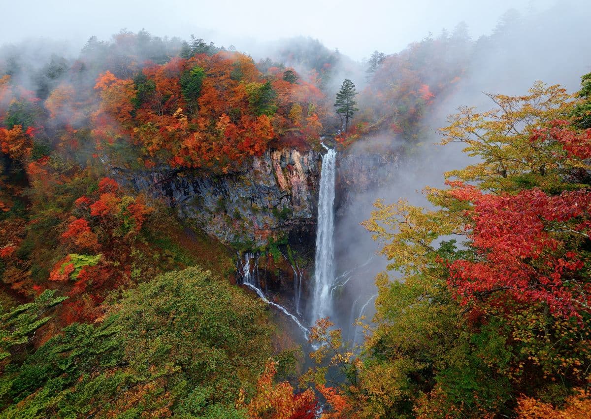 La cascata Kegon avvolta dalla nebbia in autunno, Nikko