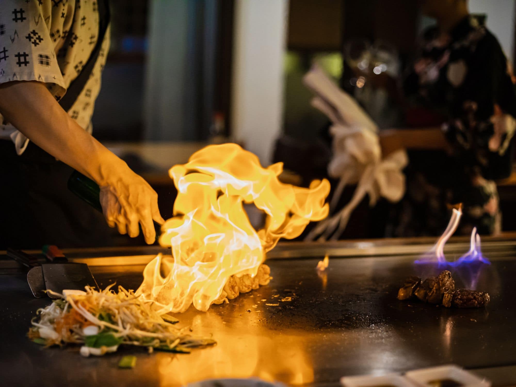 Fiamme dalla griglia teppanyaki