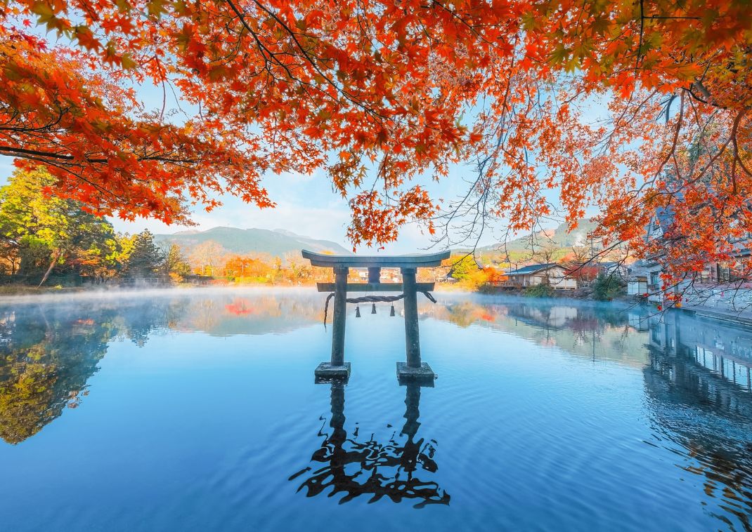 Santuario Tenso-jinja sul lago Kinrin, ai piedi del Monte Yufu