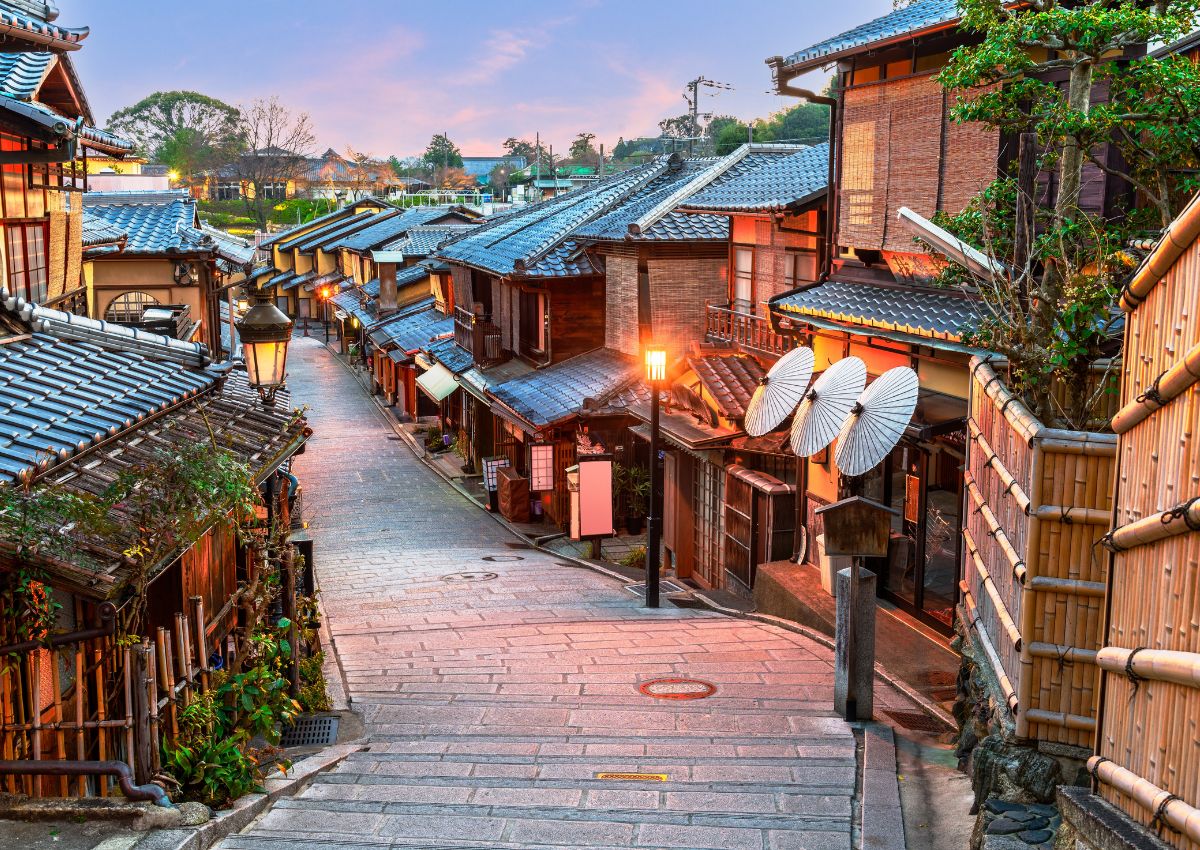 Tramonto fra le strade storiche di Kyoto