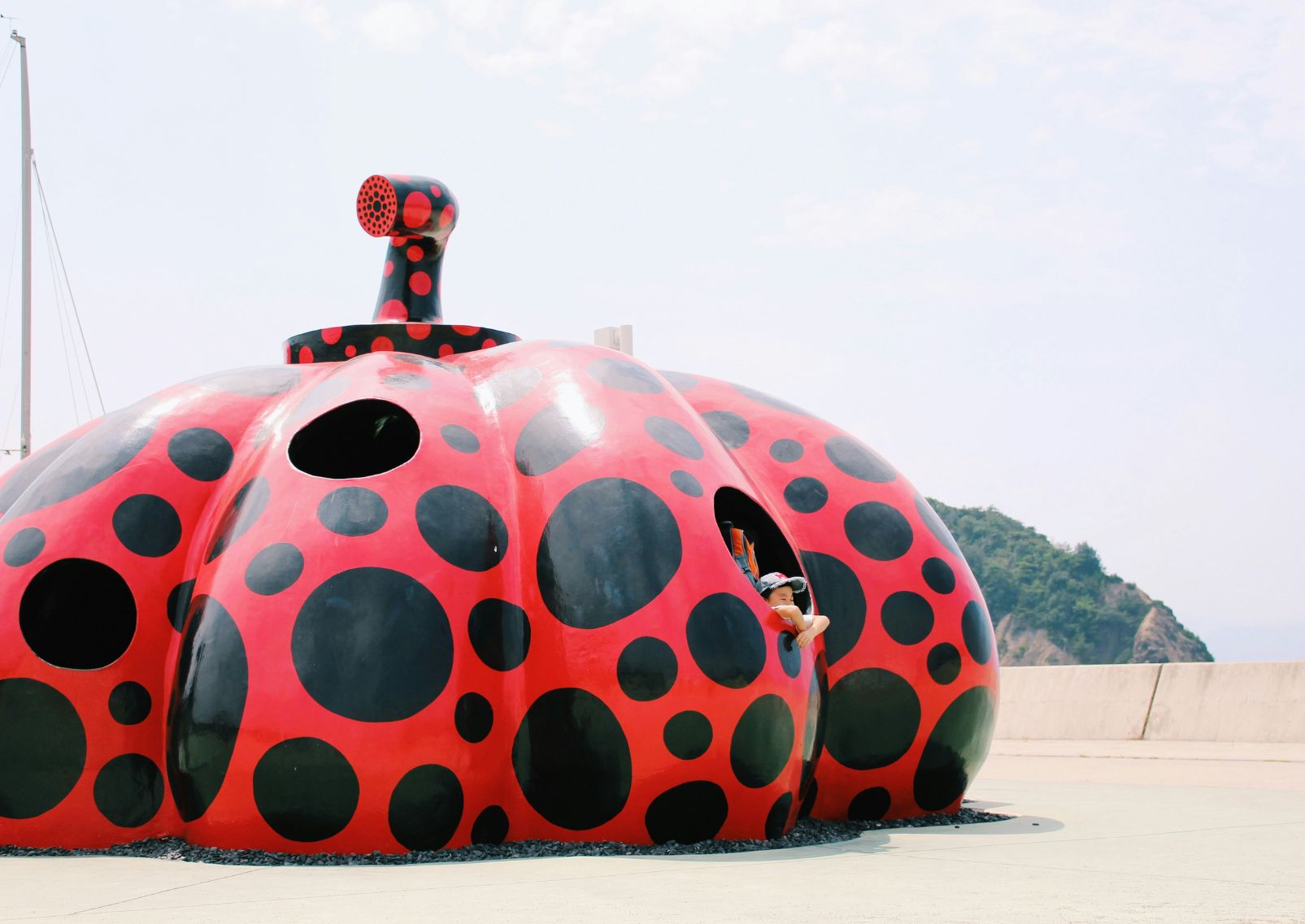La scultura della zucca rossa di Yayoi Kusama sull'isola di Naoshima, in Giappone
