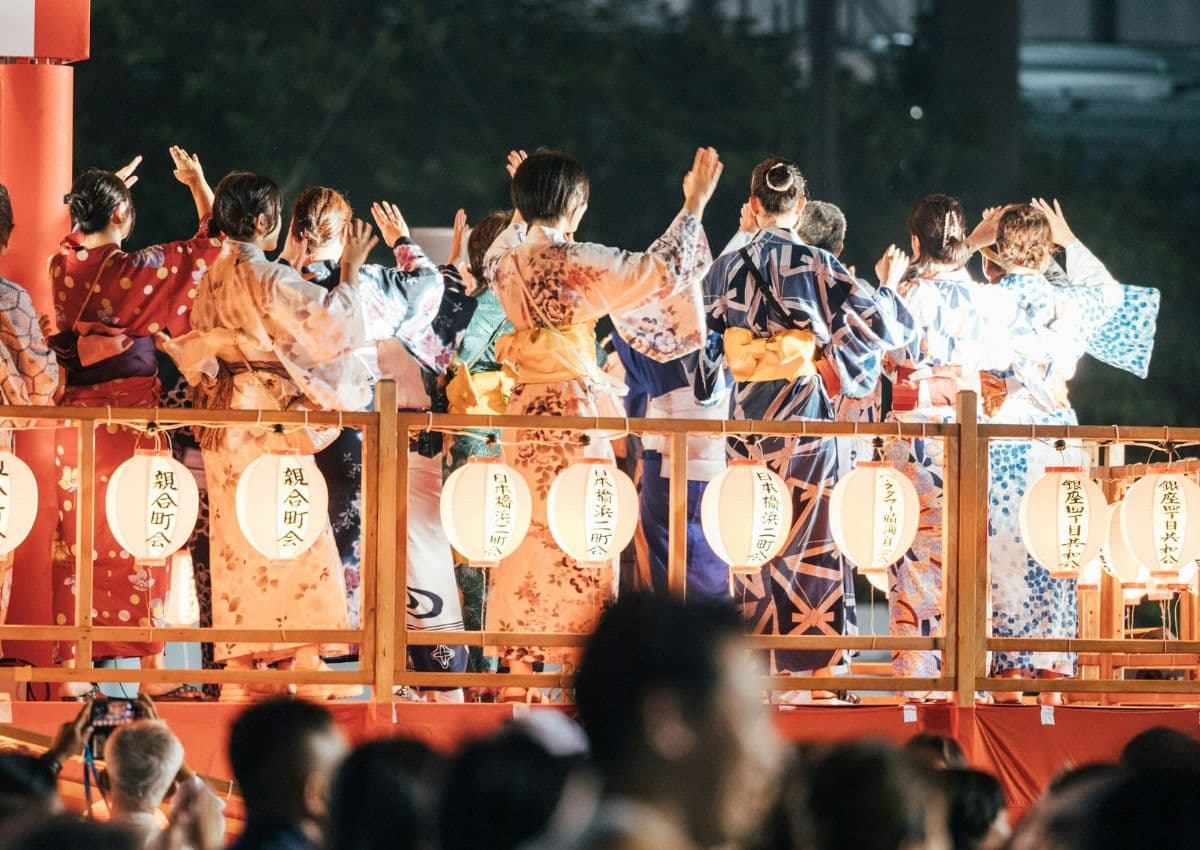 Uno stage per performance di danza all’Obon matsuri in Giappone