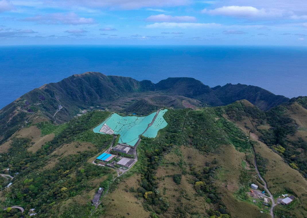 Montagna vulcanica con doppia caldera isolata ad Aogashima, Tokyo, Giappone