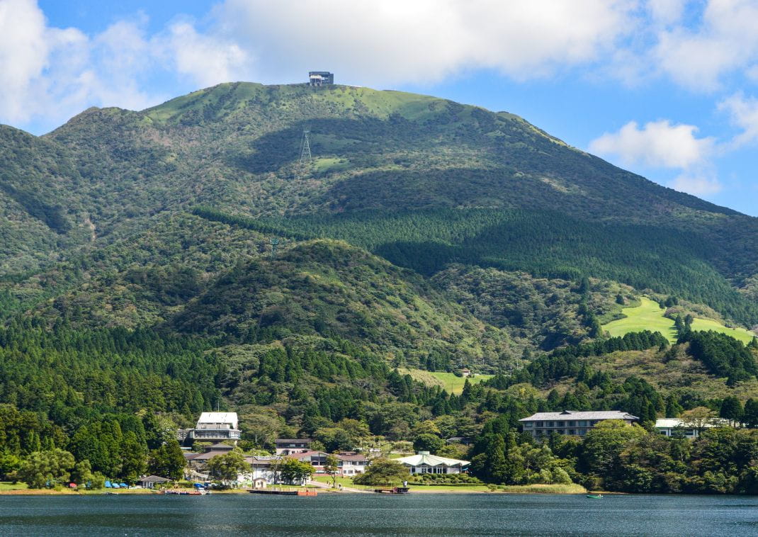 Vista della funivia verso il Santuario Hakone Mototsumiya