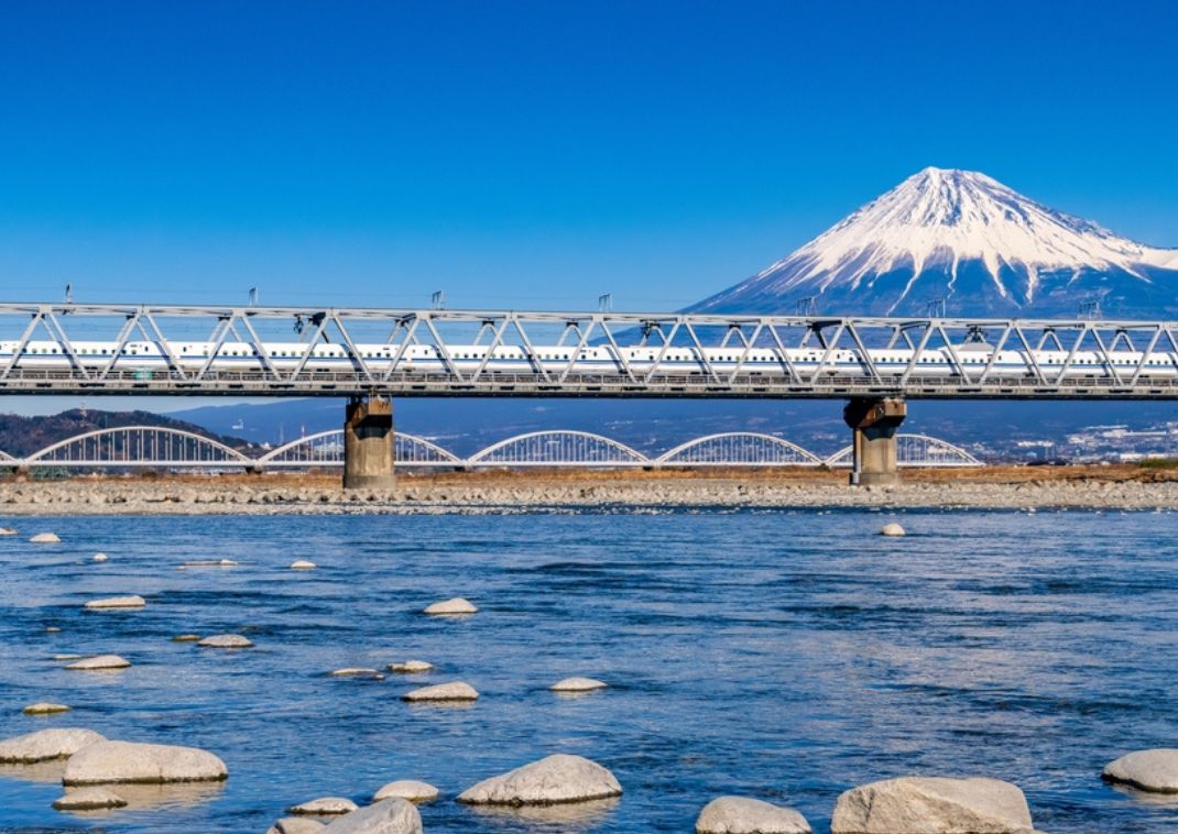 Il treno proiettile Shinkansen passa davanti al monte Fuji