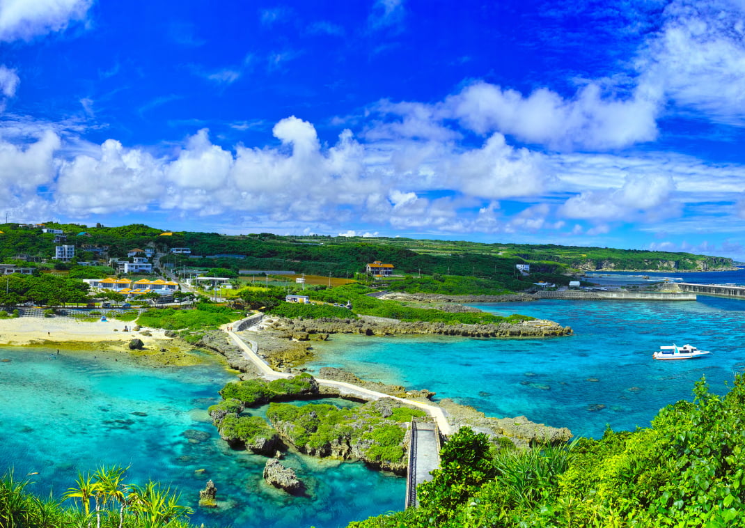 L’isola di Miyako d’estate, vista aerea di un paesaggio meraviglioso e barche turistiche