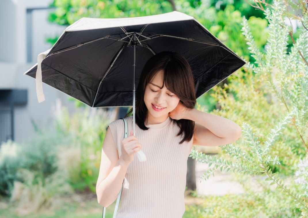 Donna asiatica con ombrello.