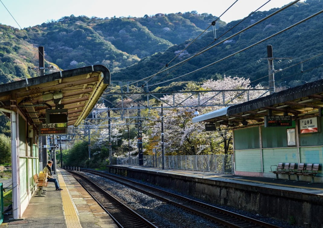 La stazione Yamanakadani vuota