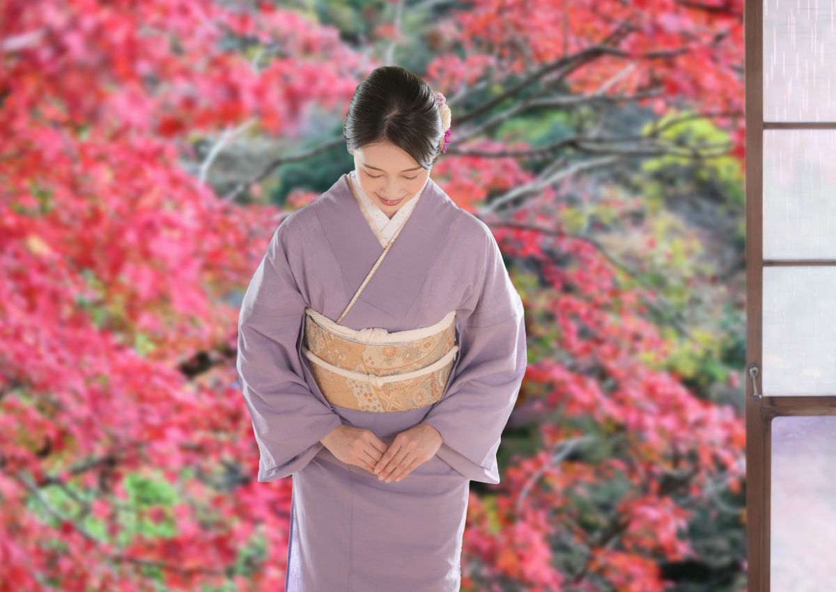 Donna giapponese con kimono iro muji