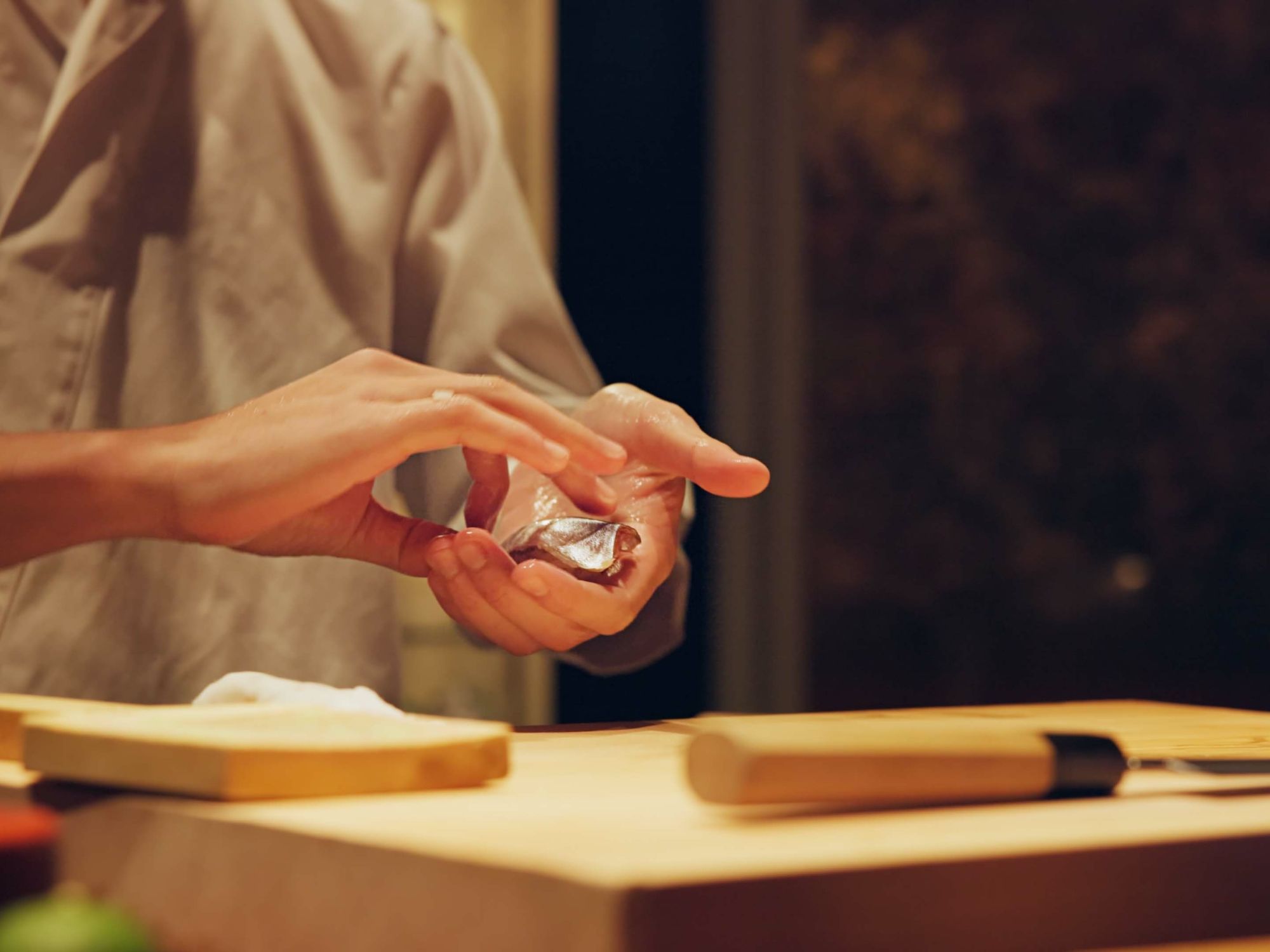 Chef di sushi mentre prepara il sushi