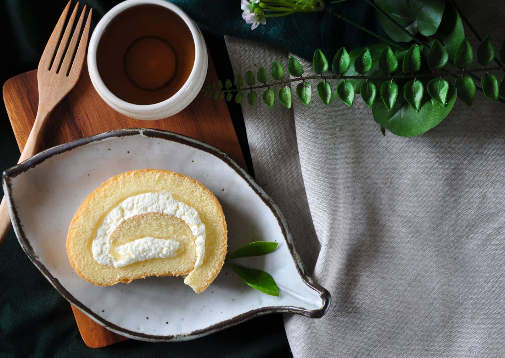 Roll cake alla vaniglia con tè caldo, Giappone