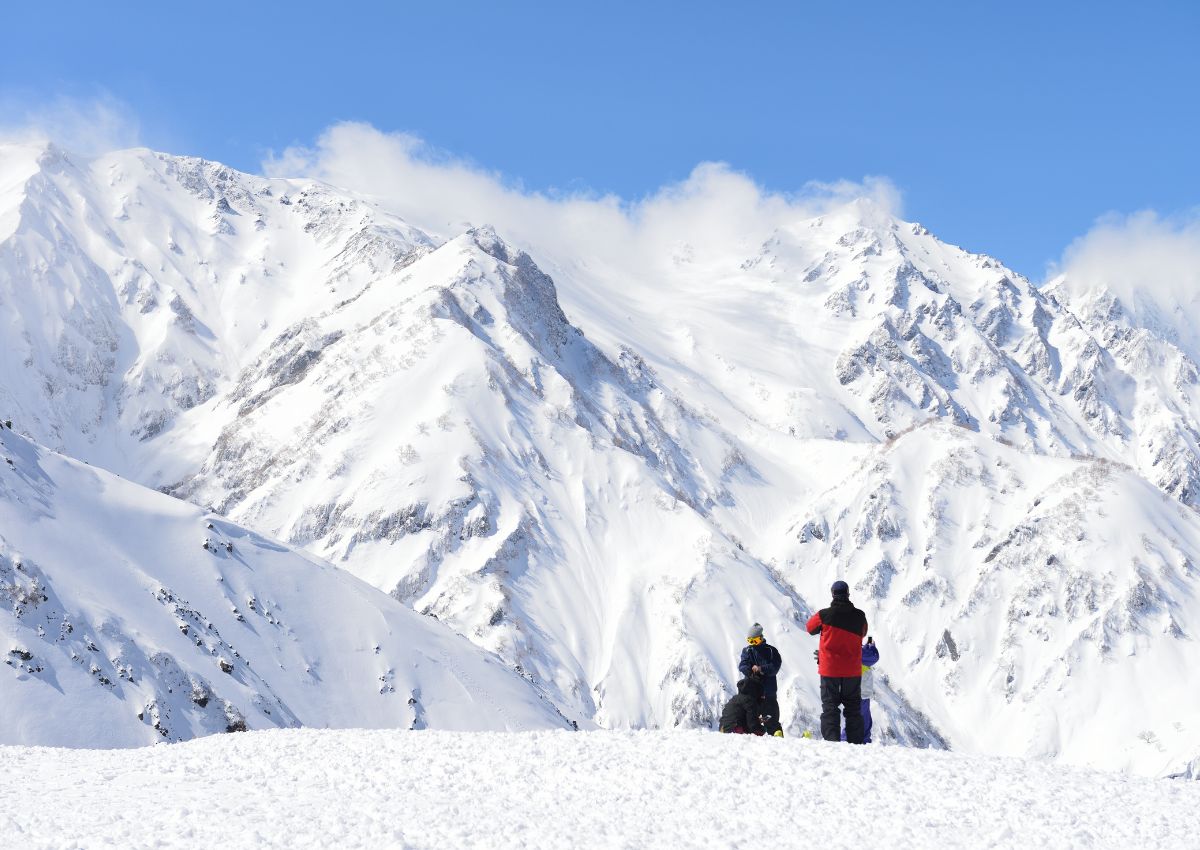 Sciatori esperti nella stazione sciistica di Cortina, Hakuba, Giappone