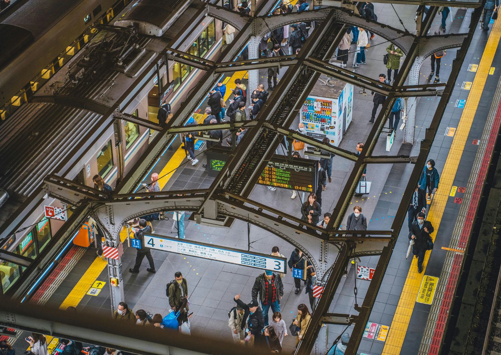 Turisti sulla banchina della stazione di Tokyo, Giappone