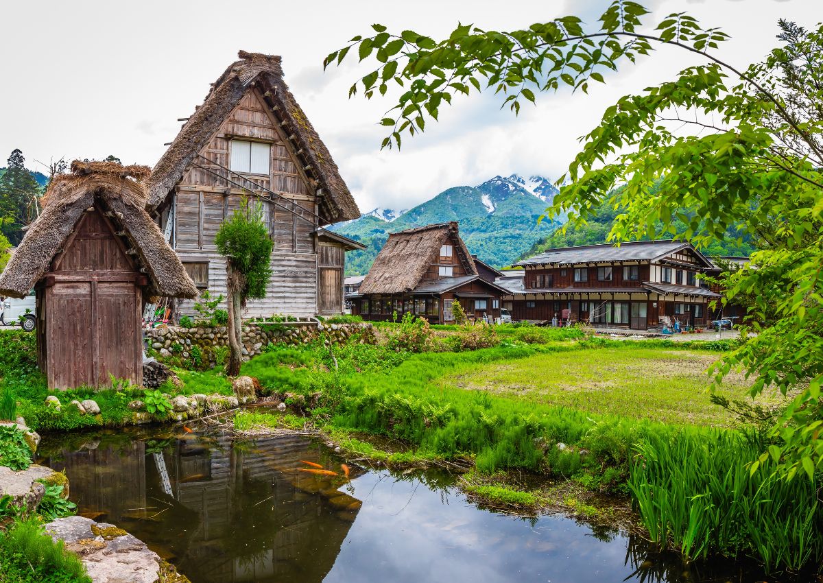 Il villaggio di Shirakawa-go durante la primavera