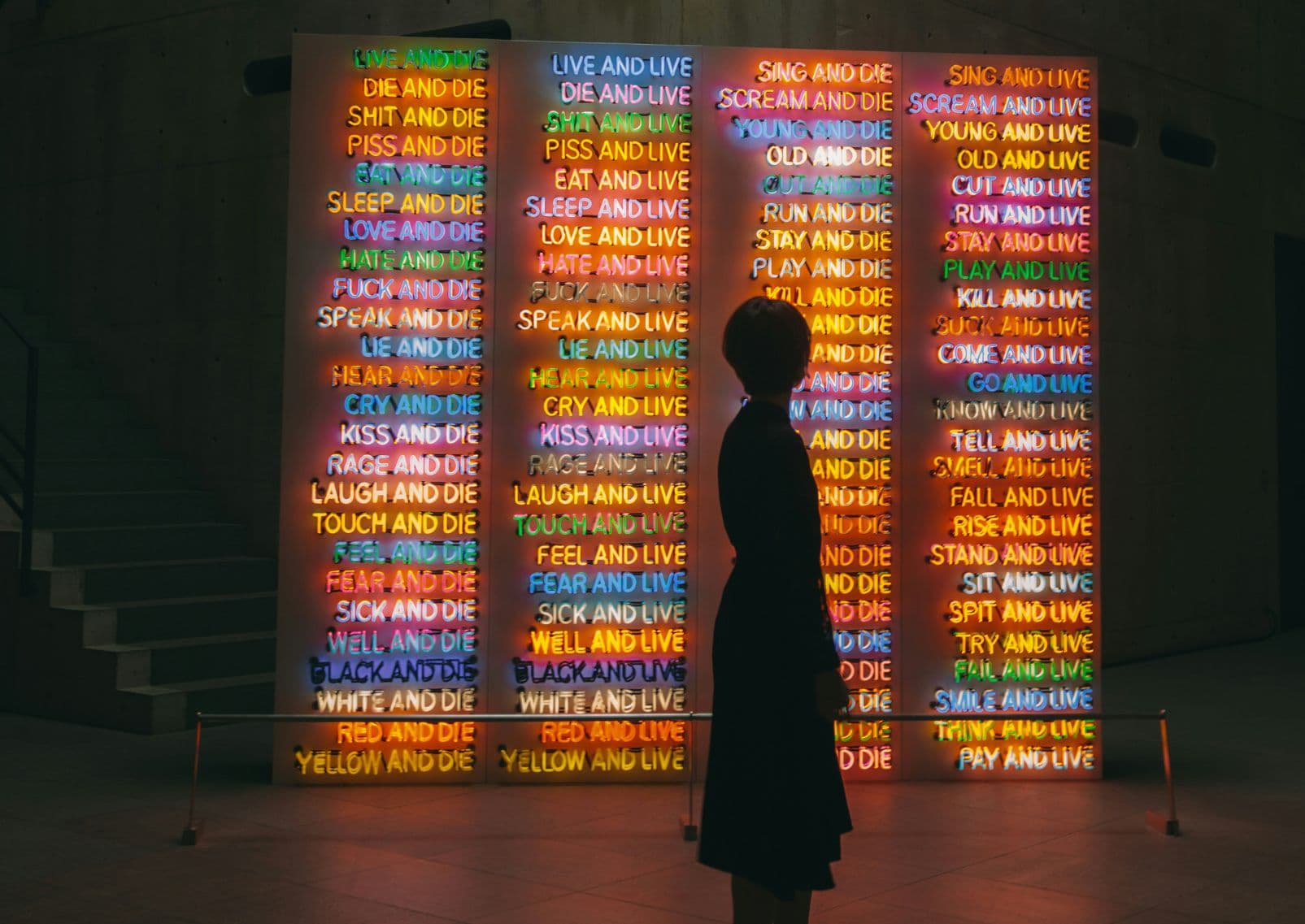 Persona in piedi davanti a un'opera d'arte nel Benesse House Museum sull'isola di Naoshima, in Giappone