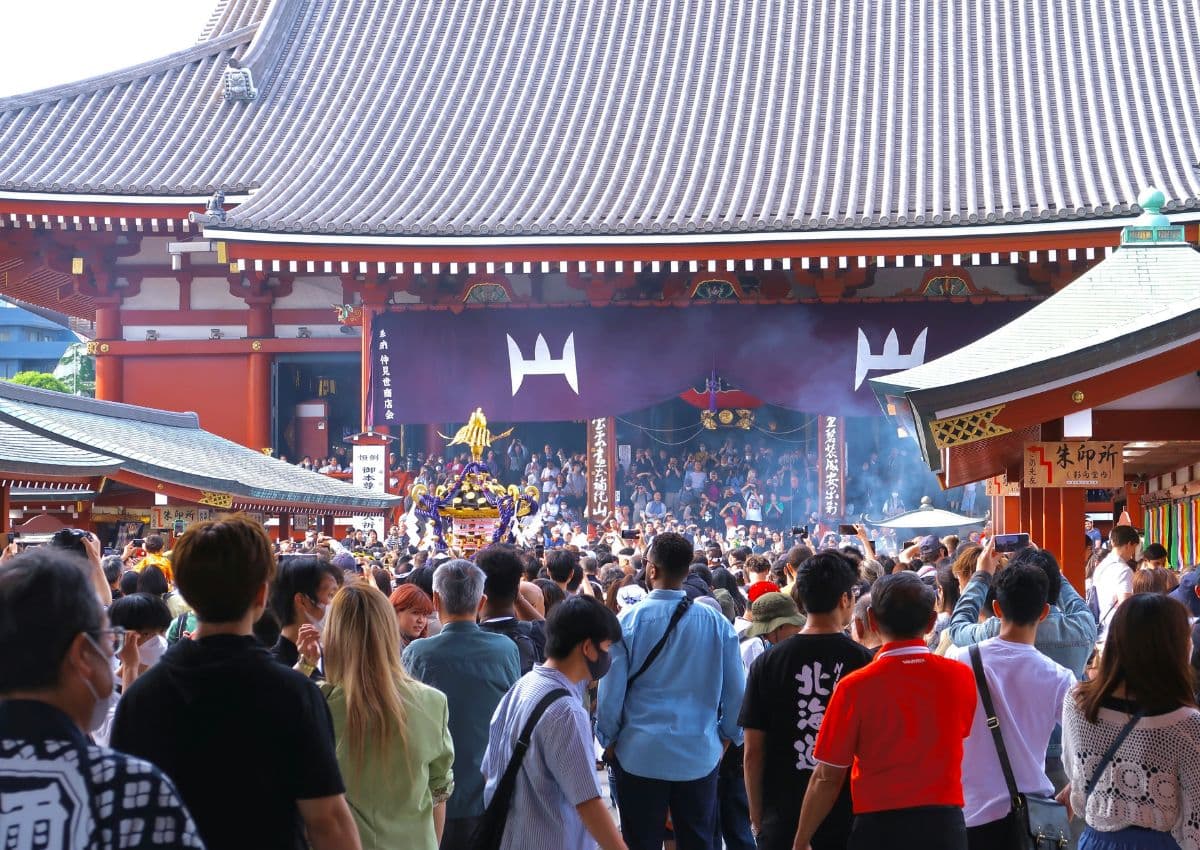 La folla celebra il Sanja festival ad Asakusa, Tokyo