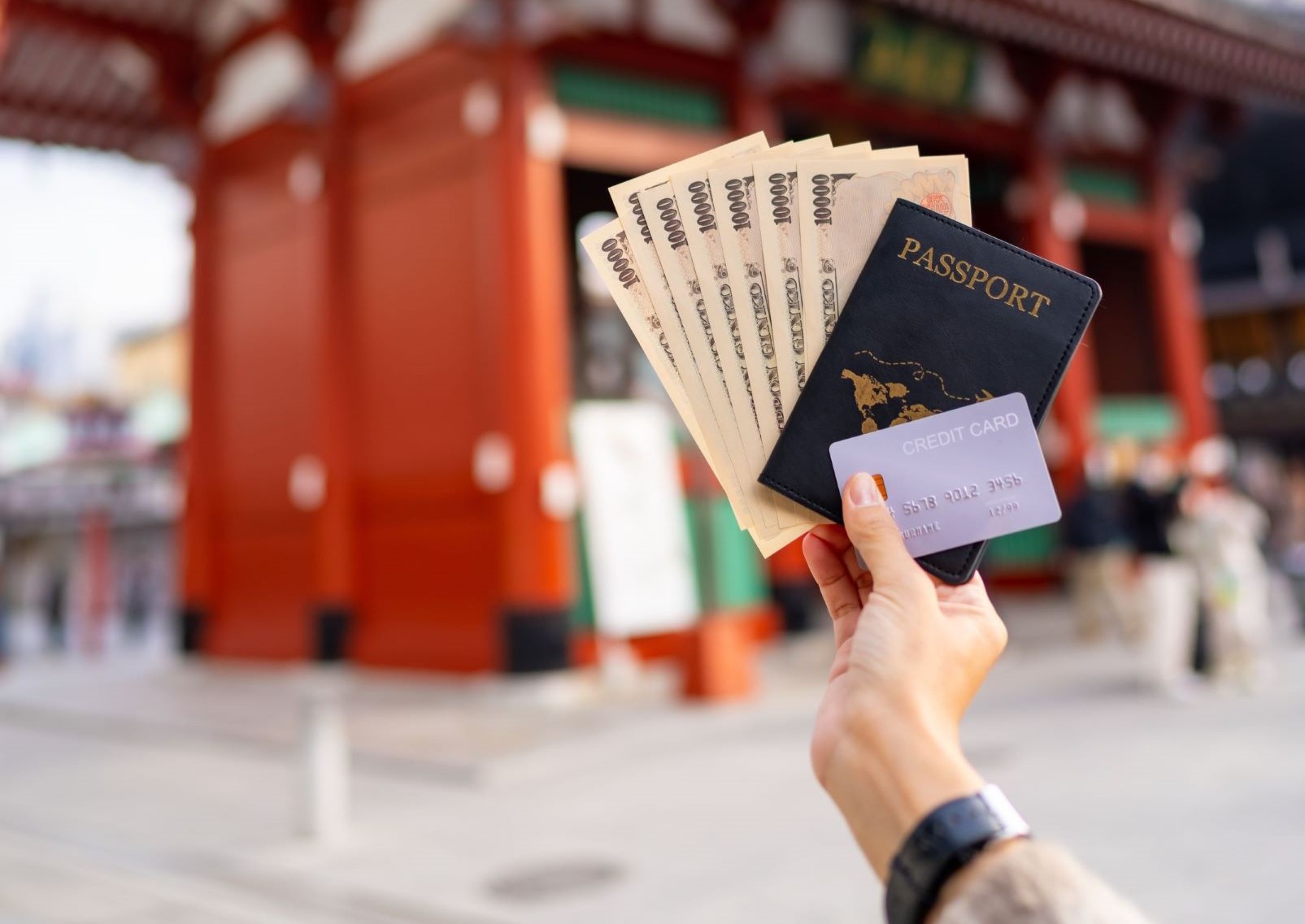 Una donna con in mano passaporto, assegni e carte di credito al Tempio Sensoji, Tokyo, Giappone