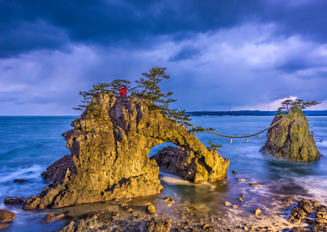 Vista romantica della costa con una penisola rocciosa e mare tranquillo