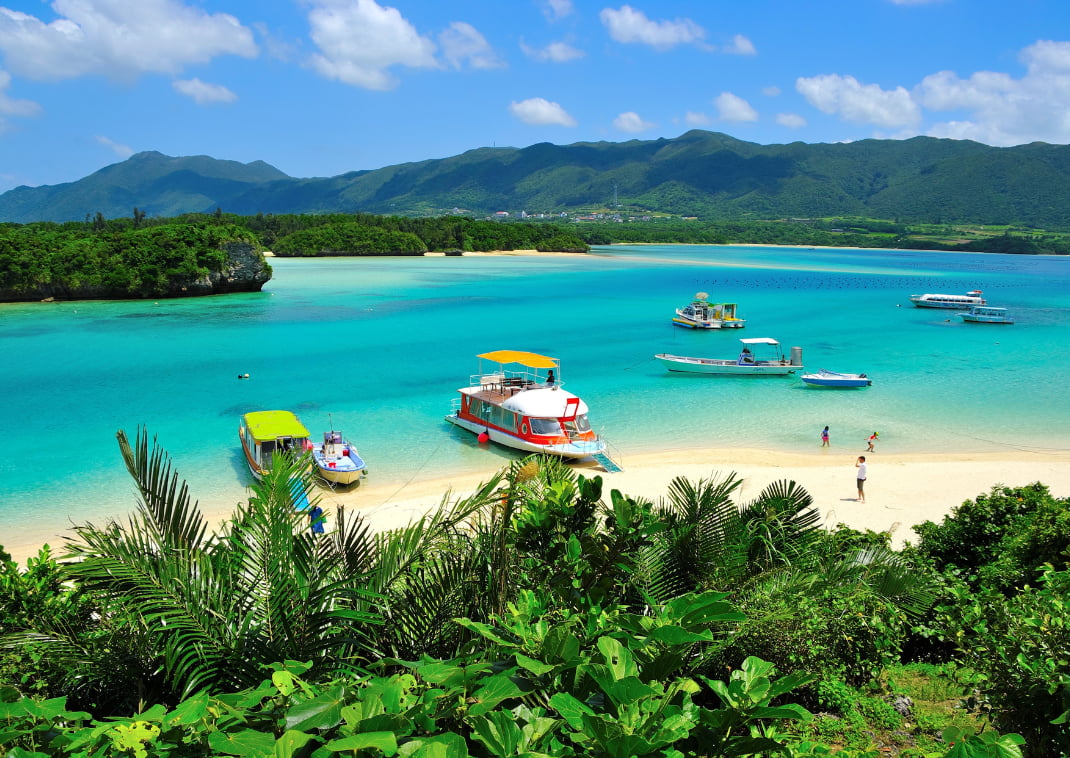 Kabira Bay, Okinawa ALT: Baia di Kabira, Okinawa in estate, vista aere di un paesaggio meraviglioso, barche turistiche