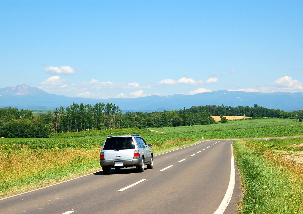 Auto che attraversa Biei, Hokkaido, in estate