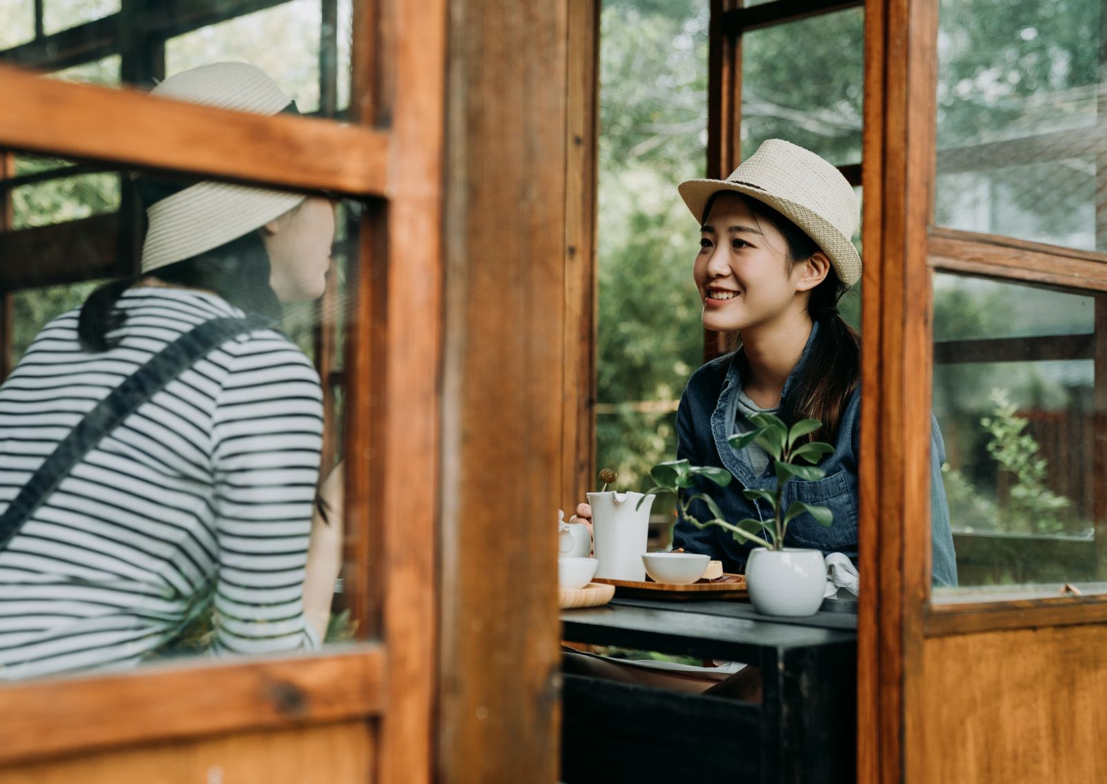 Turisti in una casa da tè giapponese, Tokyo, Giappone