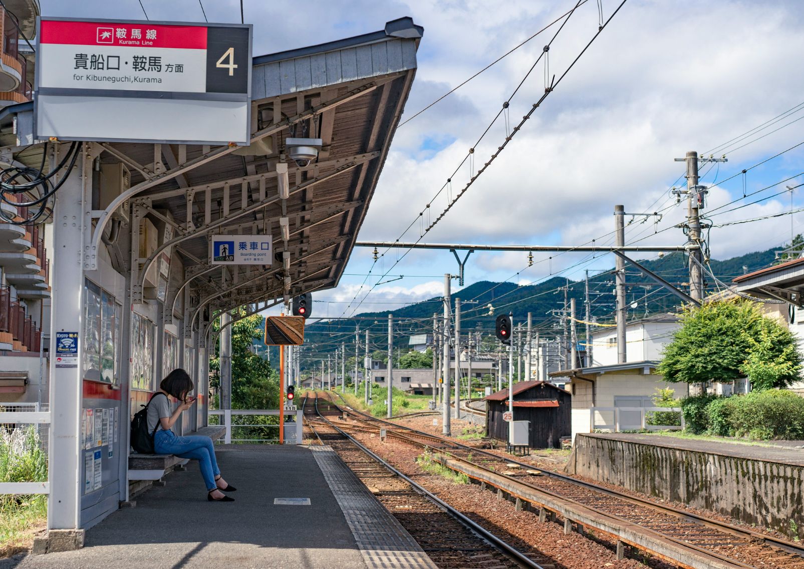 Ragazza al cellulare alla stazione ferroviaria di Kyoto, Giappone