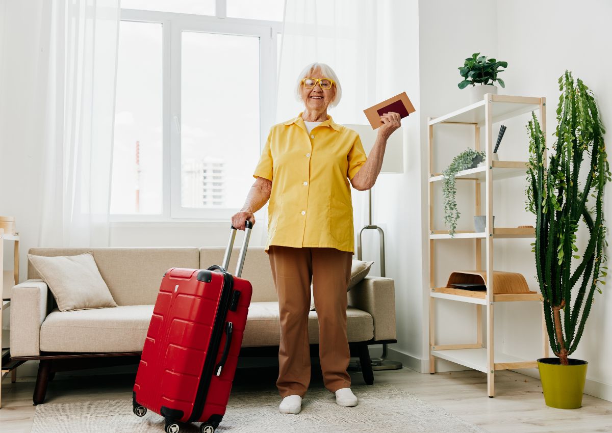 Mujer senior preparándose para su viaje a Japón